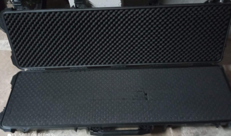 Vendo 2 maletines de tiro olímpico: Con espuma precortada para carabina kk 100x15x30 40€. Con espuma sin 02