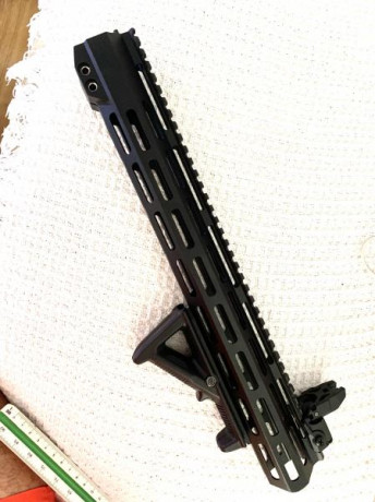 Vendo Handguard AR15 montado en 300 blackOut con cañón de 16 pulgadas , mide 38 cm, protege todo el cañón 00