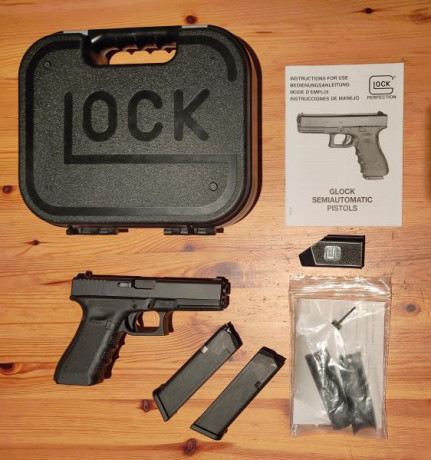 Buenas,

Pongo a la venta una Glock 17 de 4ª generación con miras de tritio acompañada por su maletín 00
