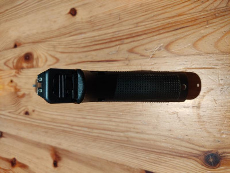 Buenas,

Pongo a la venta una Glock 17 de 4ª generación con miras de tritio acompañada por su maletín 11