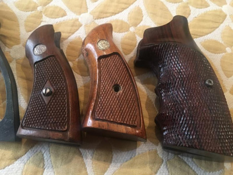 Busco cachas para un S&W K/L-frame de marco cuadrado.

Originales, tipo target. De madera.

Saludos. 80