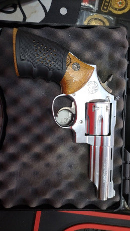 HOLA VENDO O CAMBIO REVOLVER 4" LLAMA 357 MAGNUM EN ACERO INOXIDABLE.
LO CAMBIARIA POR OTRO REVOLVER 01
