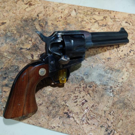 Pues eso un cimarron 44-40, 4 1/2" o 4 3/4". Precio 250. 670773391. 01