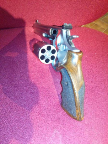 En venta este magnífico revolver por usarlo poco. Es que ya son 73 añitos (los mios, el arma, aun no). 01