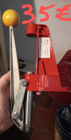 Mirar fotos con los precios.

Dosificadores tengo tres a 20€ cada uno.
100 vainas 9mm Federal Premium 02