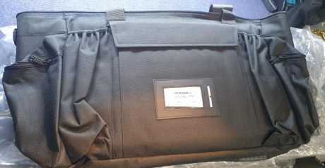 Se venden dos bolsas tácticas policiales multibolsillos y otros dos maletines portadocumentos Laptoc Miltec, 01