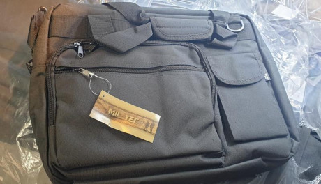 Se venden dos bolsas tácticas policiales multibolsillos y otros dos maletines portadocumentos Laptoc Miltec, 10