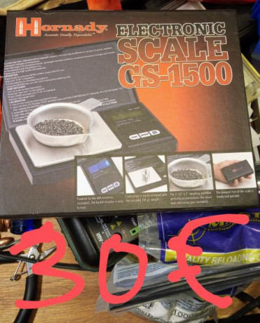 Mirar fotos con los precios.

Dosificadores tengo tres a 20€ cada uno.
100 vainas 9mm Federal Premium 10