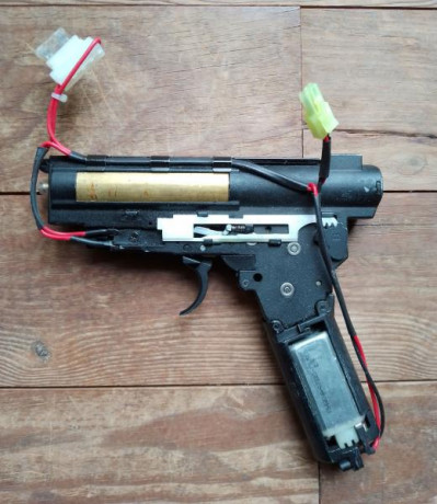 Hola a todos,

Procedente de un lote de varias cosas de airsoft que me dieron,pongo a la venta un gearbox 02