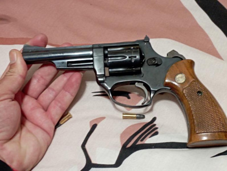Vendo este magnifico revolver en perfecto estado, está guiado en F y se puede ver y probar en Cádiz, regalo 01