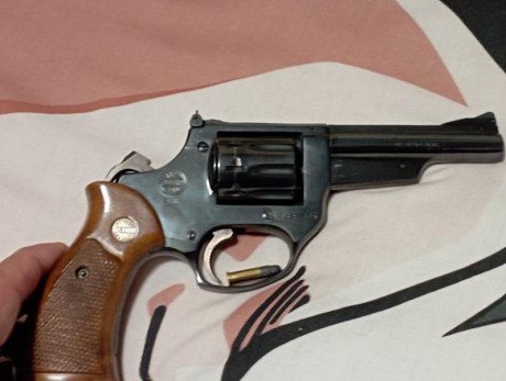 Vendo este magnifico revolver en perfecto estado, está guiado en F y se puede ver y probar en Cádiz, regalo 10