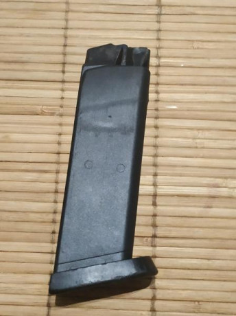 Se vende cargador correspondiente a la pistola H&K USP STANDARD, capacidad 15 cartuchos cal. 9mm P. 01