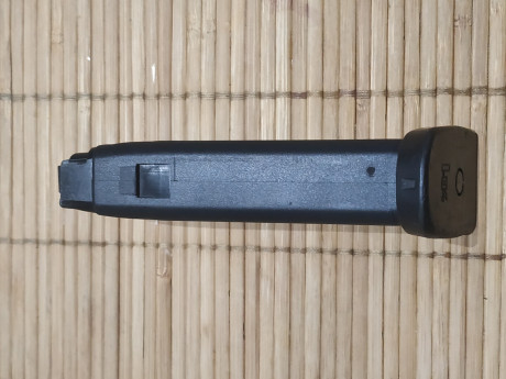 Se vende cargador correspondiente a la pistola H&K USP STANDARD, capacidad 15 cartuchos cal. 9mm P. 11