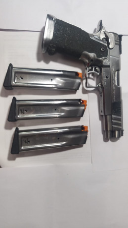 Vendo Infinity calibre 40, cambiado el cañón hace tres años, empuñadura de metal, con tres cargadores 01