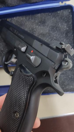 Vendo Pistola CZ 75 B del calibre 9 con 2 cargadores y caja original. El arma está en Cartagena. Precio 01