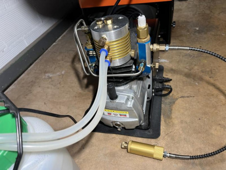 Vendo este compresor refrigerado por agua, digital y con parada automatica.

El compresor puede funcionar 02