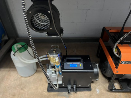 Vendo este compresor refrigerado por agua, digital y con parada automatica.

El compresor puede funcionar 01