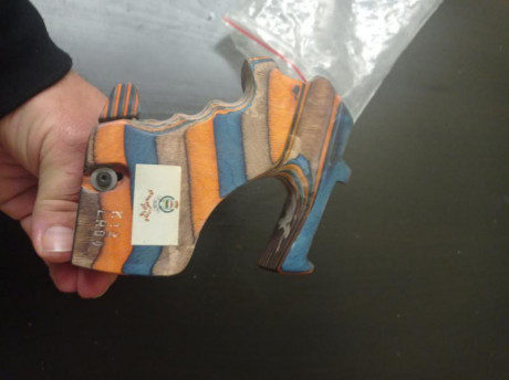 Hola por no usar  pongo a la venta una  empuñadura de la Pardini K12 
la empuñadura esta en Madrid donde 31