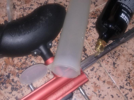 Buenos días, vendo equipo de paintball compuesto por pistola, tubo, depósito y 2 bombonas vacías.
En buen 12