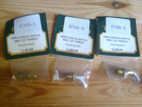En venta: 
1 Caja de fieltro Pedersoli calibre .44 .45 ; 200 unidades. 15 € 
1 Caja de fieltro Pedersoli 20
