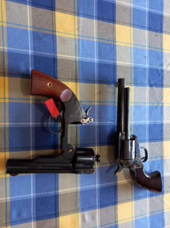 Se venden dos revólveres,un schofield y un peacemaker calibre 45 LC. Ambos en libro de coleccionista.El 02