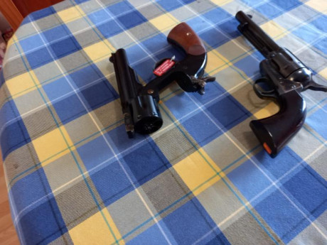 Se venden dos revólveres,un schofield y un peacemaker calibre 45 LC. Ambos en libro de coleccionista.El 01