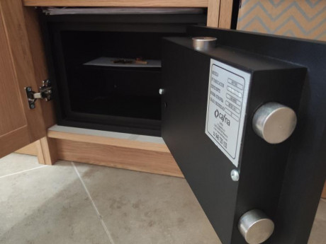 Vendo armero Grado III en perfecto estado estético, sin arañazos ni golpes de ningún tipo. Bisagras y 02
