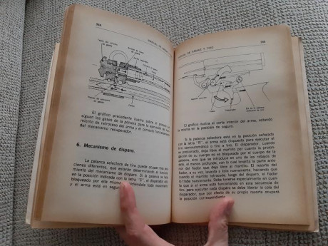 Manual de armas y de tiro. De Juan C. Larrea. 1988. 477 páginas. Usado pero en buen estado y completo. 10