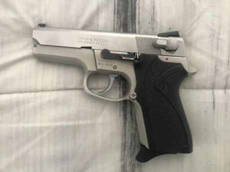 Buenas Compañeros 
Quiero poner a la venda mi arma 
Se trata de una Smith and Wesson 6906 del 9 parabellum
Es 01