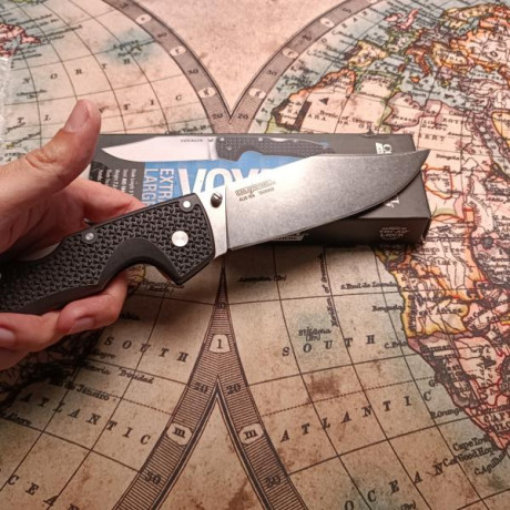 Buenas tardes,

Pongo a la venta una cold Steel Voyager XL clip point de mi colección.

La navaja esta 00