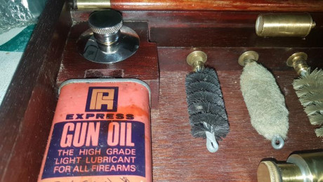 Equipo de limpieza con aceiteras de acero inoxidable, medidor de chokes y otra aceitera en bronce
Previo 00