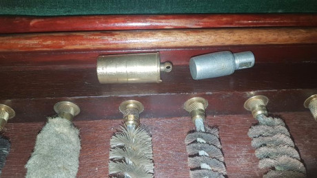 Equipo de limpieza con aceiteras de acero inoxidable, medidor de chokes y otra aceitera en bronce
Previo 12