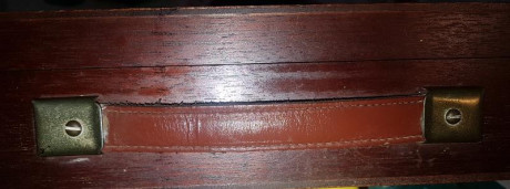 Equipo de limpieza con aceiteras de acero inoxidable, medidor de chokes y otra aceitera en bronce
Previo 11