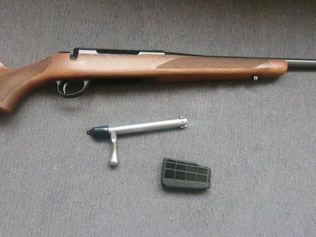 Vendo rifle de cerrojo Tikka T3x Hunter en calibre 222rem. Cañón 57 cm. Cargador 4 cartuchos. Con disparador 12