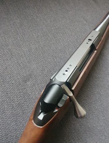 Vendo rifle de cerrojo Tikka T3x Hunter en calibre 222rem. Cañón 57 cm. Cargador 4 cartuchos. Con disparador 20