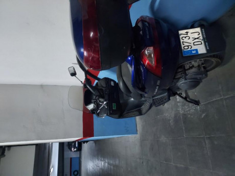 Buenas tardes vendo esta magnifica moto Suzuki Bulmam 250 por no cogerla tiene las dos ruedas recien canviado 01