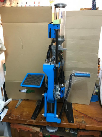 Un compañero vende esta máquina de recarga  Dillon 750 .

Está nueva, ya que fue adquirida en Octubre 00