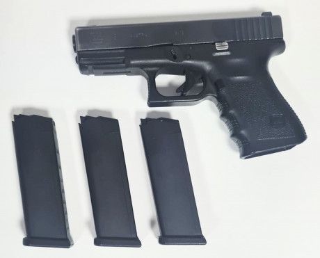 Se vende Glock 19, de tercera generación, con tres cargadores.
Está Guiada en A, y se puede ver y probar 01