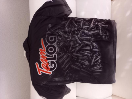Vendo camiseta Team Glock sin estrenar, talla XL, con cremallera en cuello.
La camiseta se compró y no 00