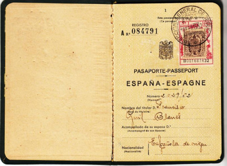  EN RECUERDO Y HOMENAJE A LOS QUE YA NO ESTÁN. 

Si pones en  GOOGLE    PASAPORTES EN LA MEMORIA   da 141