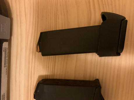 Buenas tardes;
Vendo Glock 26 GEN3, con linterna y laser TLR 6.
Clip para porte sin funda,
Tres cargadores, 61