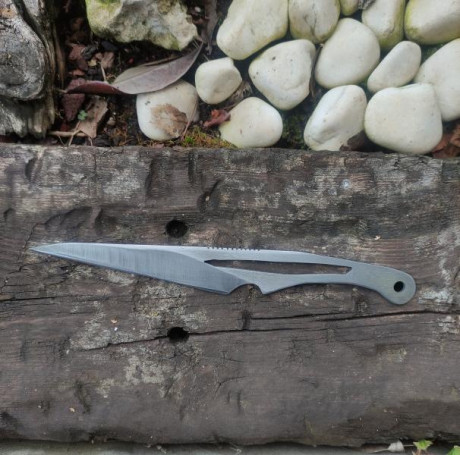 Se vende cuchillo de autor en acero 01 
Tratamiento anticorrosivo.
Pieza única.
 90€  + portes.

 IMG_20230118_164315.jpg 01