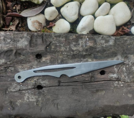 Se vende cuchillo de autor en acero 01 
Tratamiento anticorrosivo.
Pieza única.
 90€  + portes.

 IMG_20230118_164315.jpg 00
