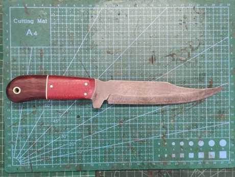Fighter en acero 01. Pieza única.
Cachas de micarta y nazareno, separadores de fibra vulcanizada y pasadores 00
