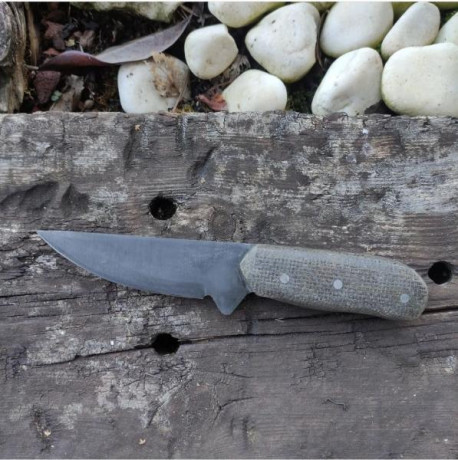 Cuchillo de monte fabricación artesanal.
Tratamiento anticorrosivo.
Cachas de micarta gris. 
 Screenshot_2023-01-27-10-52-59-569_com.instagram.android.jpg 00