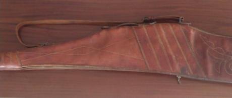 Vendo funda de cuero para rifle o carabina sin visor. Largo de 110 cm. Con cremallera, asa y correa de 02