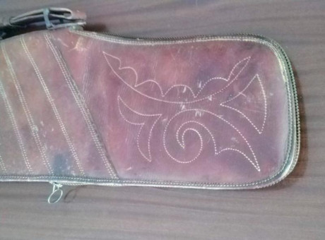 Vendo funda de cuero para rifle o carabina sin visor. Largo de 110 cm. Con cremallera, asa y correa de 00