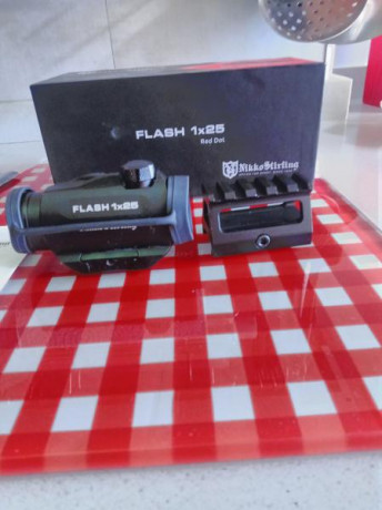 Vendo punto rojo Nikko Stirling Flash 1x25 Red Dot, precio 100 euros, envio incluido. Solo lo he usado 00