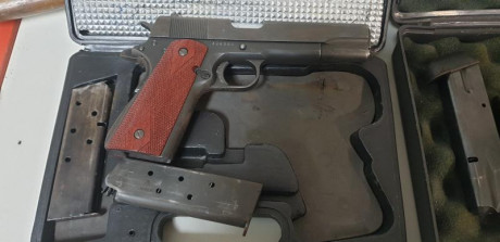 Buenas un gran amigo que no esta muy puesto me ha encargado le ponga en venta sus armas cortas por dejar 00