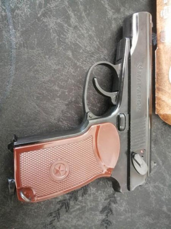 Se vende Makarov Co2, nuevo con tres cargadores, y caja de bolas de acero nueva.
Ideal para entrenamiento 02